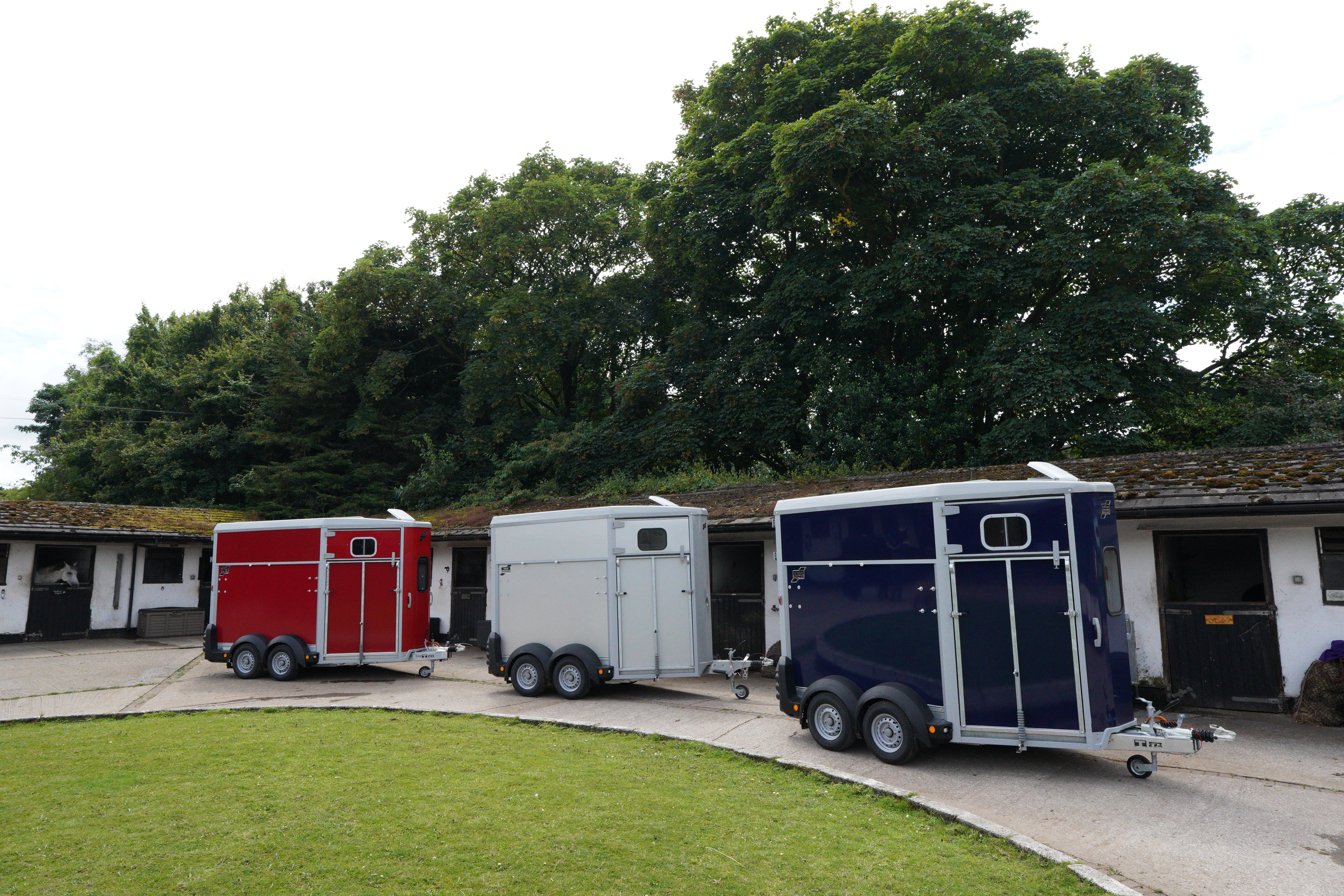 HB511 Double Horsebox – Universal Trailers